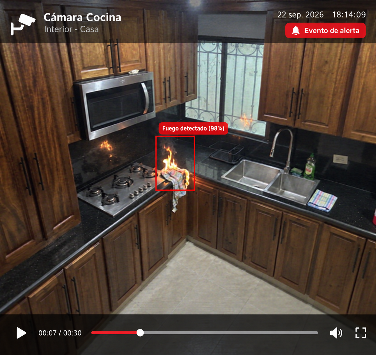 Demostración visual de una cocina con llamas y un recuadro de revisión.