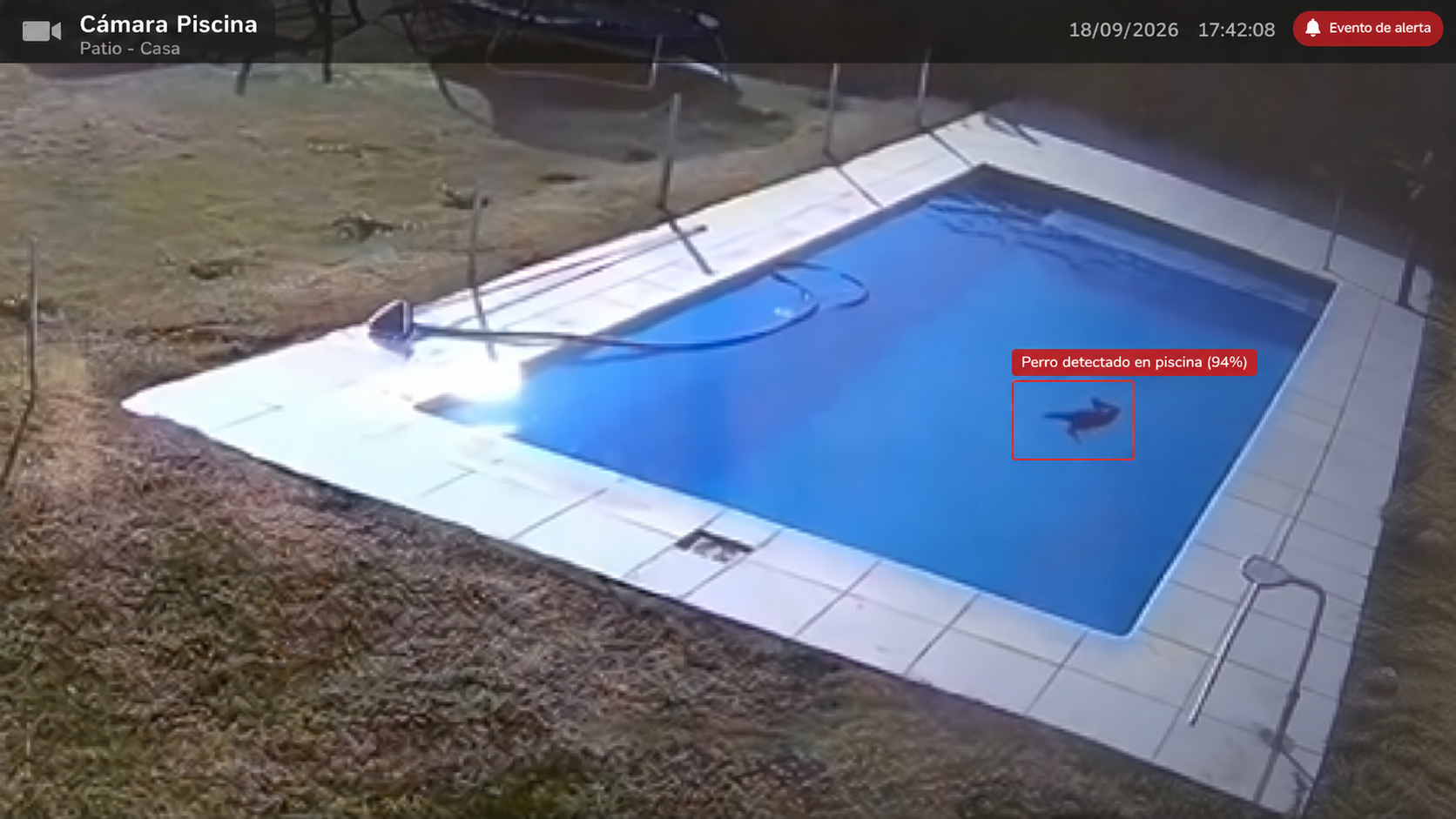 Demostración visual de una piscina con una zona de revisión marcada en el agua.
